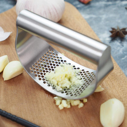 Garlic Press Rocker, Stainless Steel Garlic Mincer Garlic Crusher, Garlic Chooper with Peeler and Scraper Brush, Garlic Press with Ergonomic Handle, Innovative Kitchen Gadgets